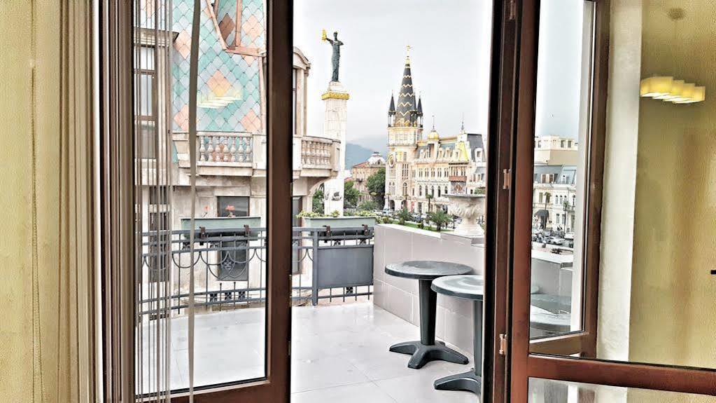 Cozy Studio On Europe Square Batumi Luaran gambar